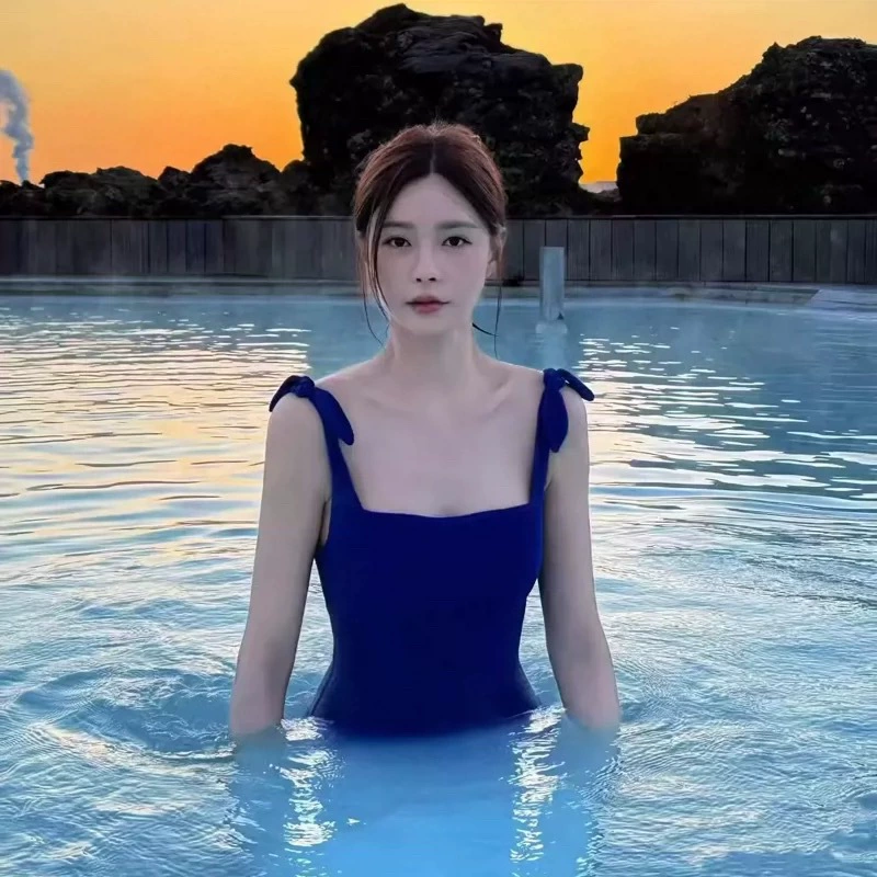 The same fabric for bloggers, Iceland hot spring vacation, one-piece blue swimsuit for women, conservative, white, and small breasts