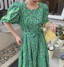 2025年夏季新款韩版复古风方领可爱泡泡袖荷叶边下摆宽松腰连衣裙