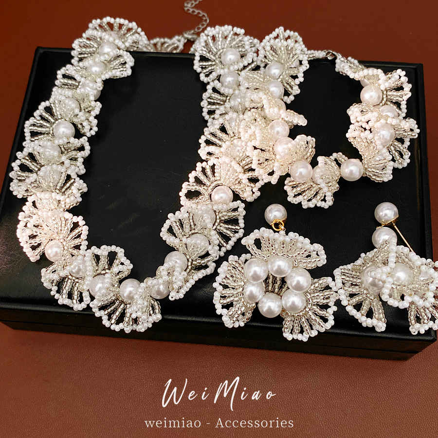 Collar de perlas de encaje redondo lujo ligero nicho collar de perlas estilo retrógrado conjunto de joyería al por mayor