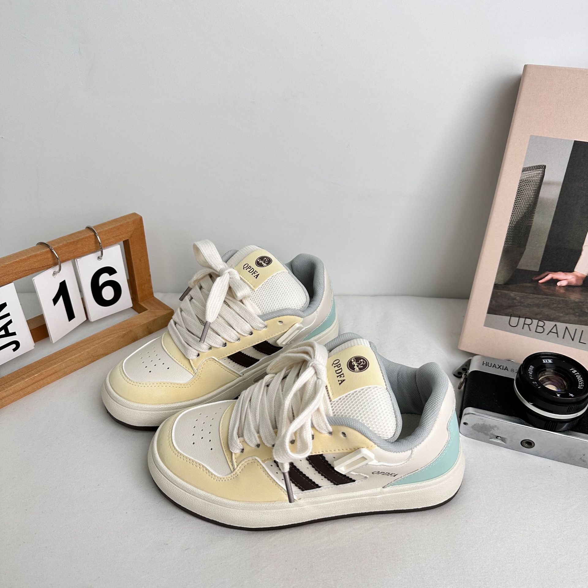 Yuanbo 2025 primavera nuevos zapatos de deporte para estudiantes, zapatos blancos de tendencia de todo fósforo para mujeres, zapatos de lona deportivos casuales coreanos, en nombre del cabello