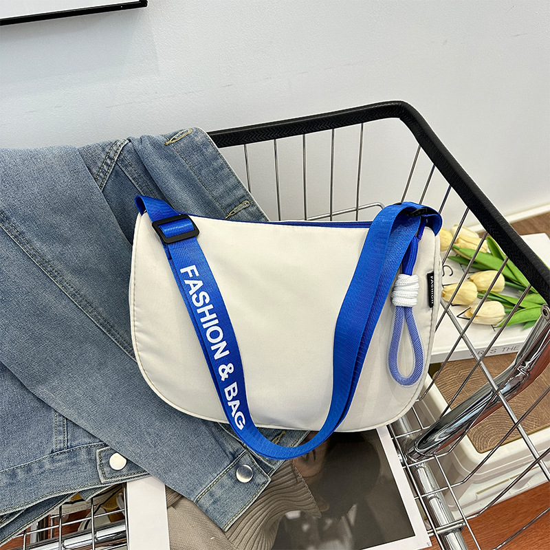 검은 색 메쉬 로프와 파란색과 흰색