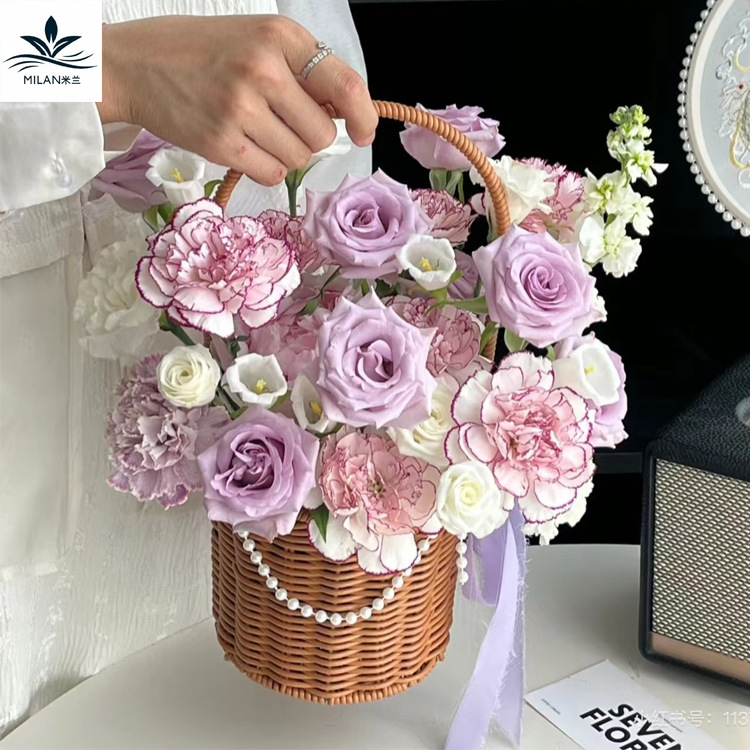 Cesta de flores de cortesía del día de la madre Cesta de hierro tejida a mano Cesta de flores portátil de ratán de estilo pastoral Cesta de arreglos florales de salón