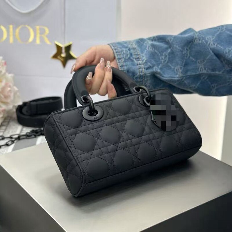 2026 New Model Genuine Leather Sheepskin Ice Pink Quilted Gold Buckle Small Handbag Shoulder Crossbody Bag with a High-End Feel