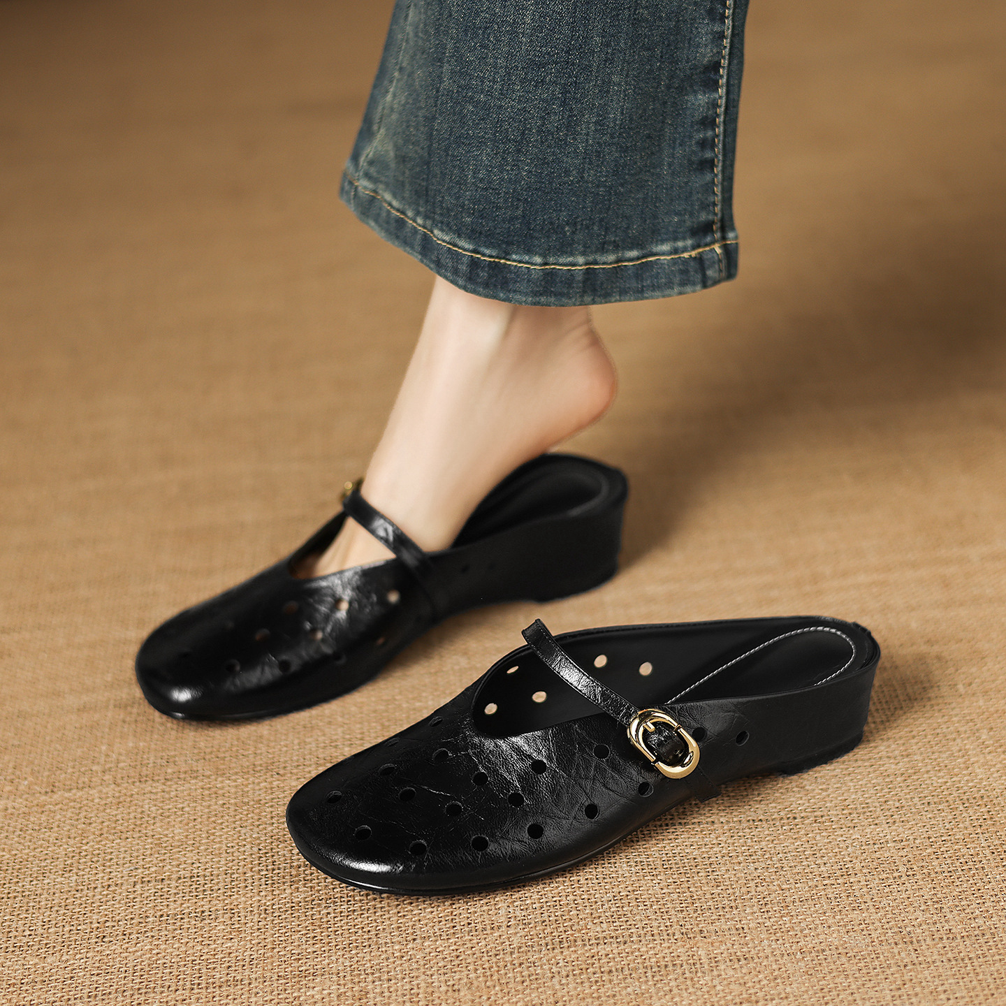 Sandal nữ da dê đục lỗ mũi trùm quai ngang hở gót — đen