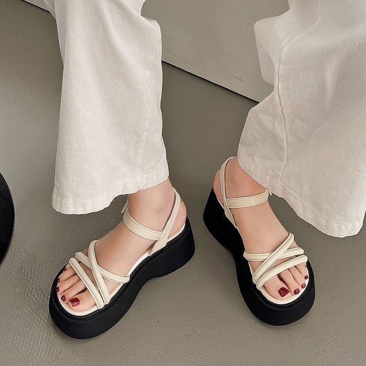 Sandalias romanas para mujeres 2026 nuevo estilo de verano para usar sandalias de fondo grueso de fondo blando francés versátil sandalias de playa de nicho