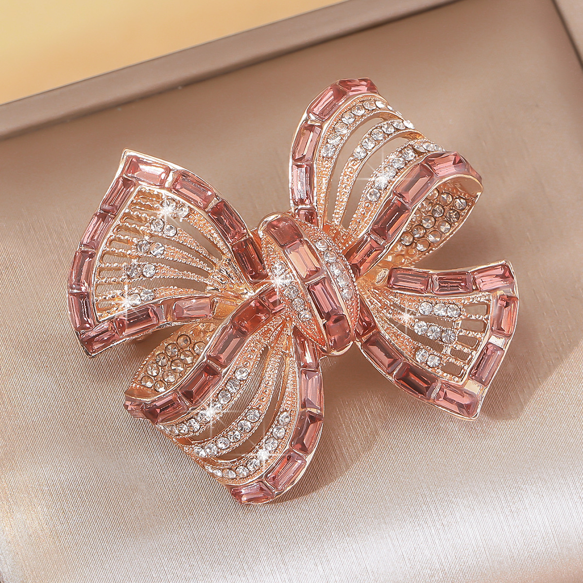 Broche de arco de zircón coreano mujer lujo ligero nicho exquisito traje collar flor de pecho anti-luz accesorios de alfiler