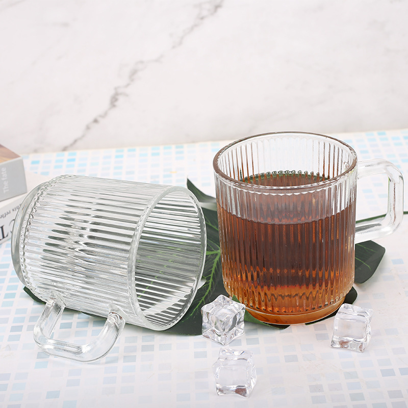 Taza de vidrio a rayas verticales con tapa de madera taza de café casera taza de bebida de leche taza de whisky de alto valor