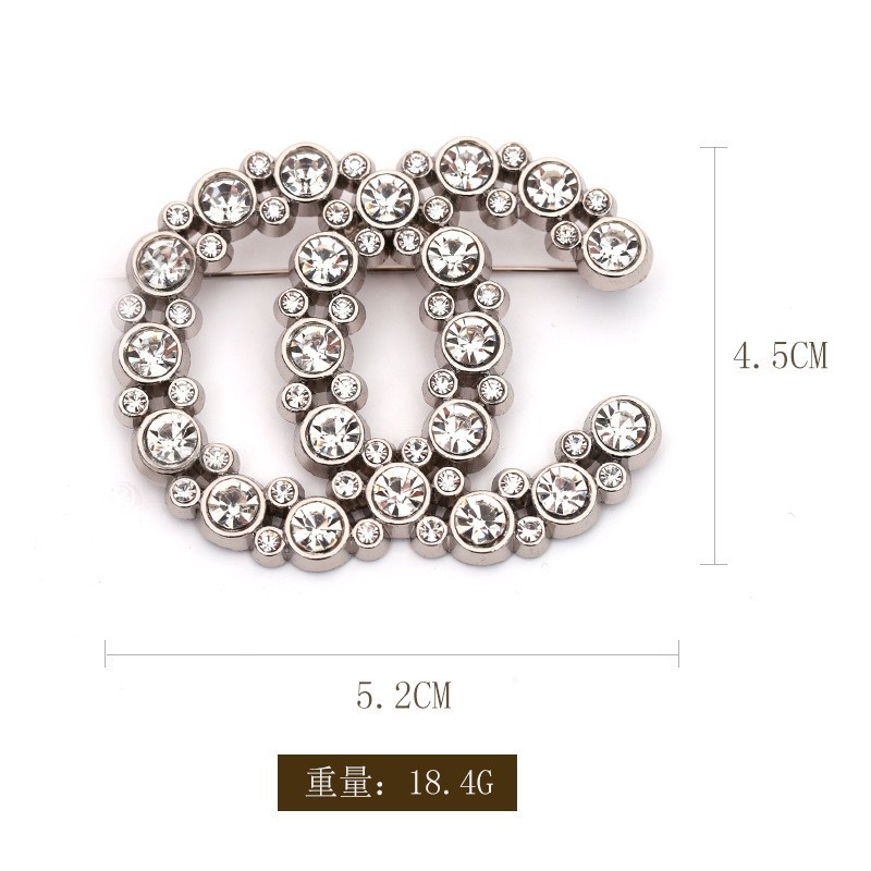 Brillo de moda doble letra C de alta sensación de diamante de perla pequeña fragancia de estilo de ropa de hombre y mujer chaqueta de moda pin image 5
