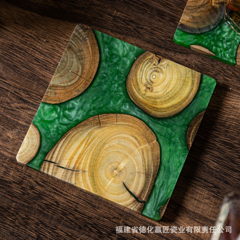 La fábrica de Fujian suministra directamente posavasos cuadrados de madera de ciprés Thuja al por mayor posavasos de té, anti-escaldaduras, aislamiento térmico, soporte para tazas de té de resina creativa