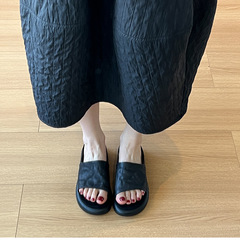 快適で軽い高級感のある夏の新しいスタイルのフレンチレトロなオープントゥスリッパ、女性用フラットソールアウターウェアソフトソール厚底ミュールシューズ