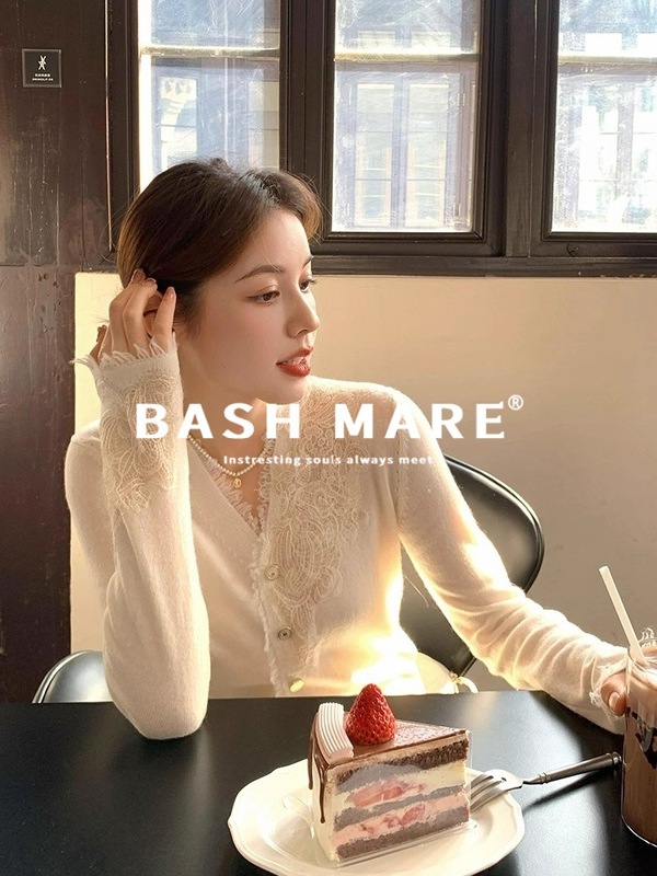 BASH MARE法式初秋温柔气质蕾丝拼接长袖针织上衣短款内搭V领毛衣|undefined