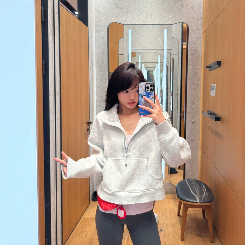 The Popular Blogger Recommends the Scuba Women's Loose-Fit Stand-Collar Sweatshirt for Autumn and Winter Sports and Leisure, with a Half-Zip and Fleece Lining The Popular Blogger Recommends the Scuba Women's Loose-Fit Stand-Collar Sweatshirt for Autumn and Winter Sports and Leisure, with a Half-Zip and Fleece Lining