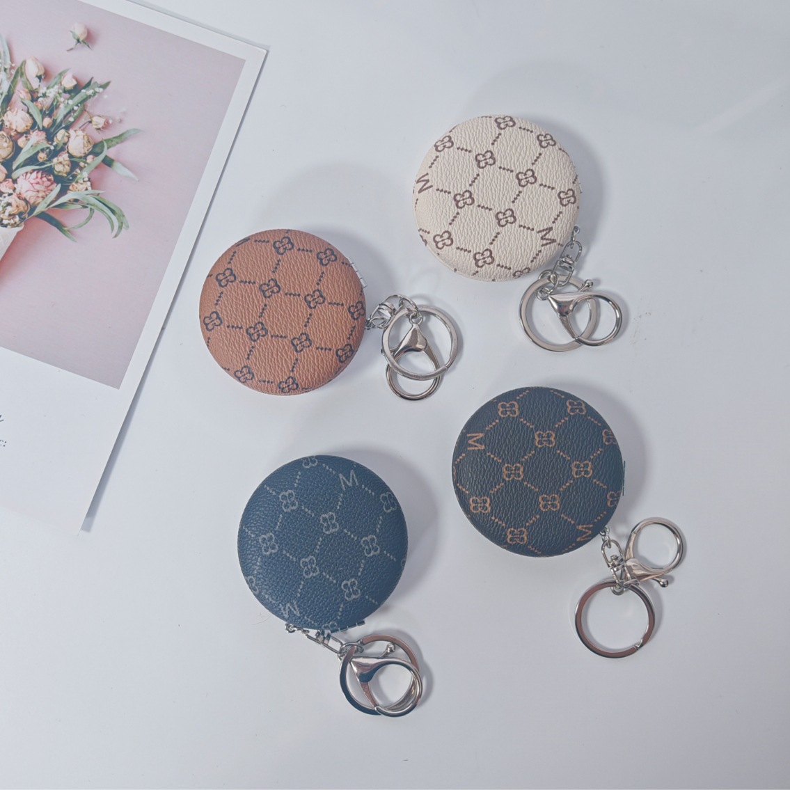 Bolsa de espejo popular en línea colgante de lujo ligero llavero portátil espejo de maquillaje transfronterizo colgante de bolsas de espejo doble cara