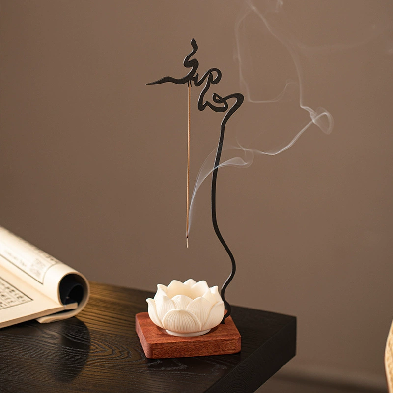 Палочка‑курильница (Zen) — висящая палочка с лотосовой чашей на деревянной квадратной подставке, внутри помещения