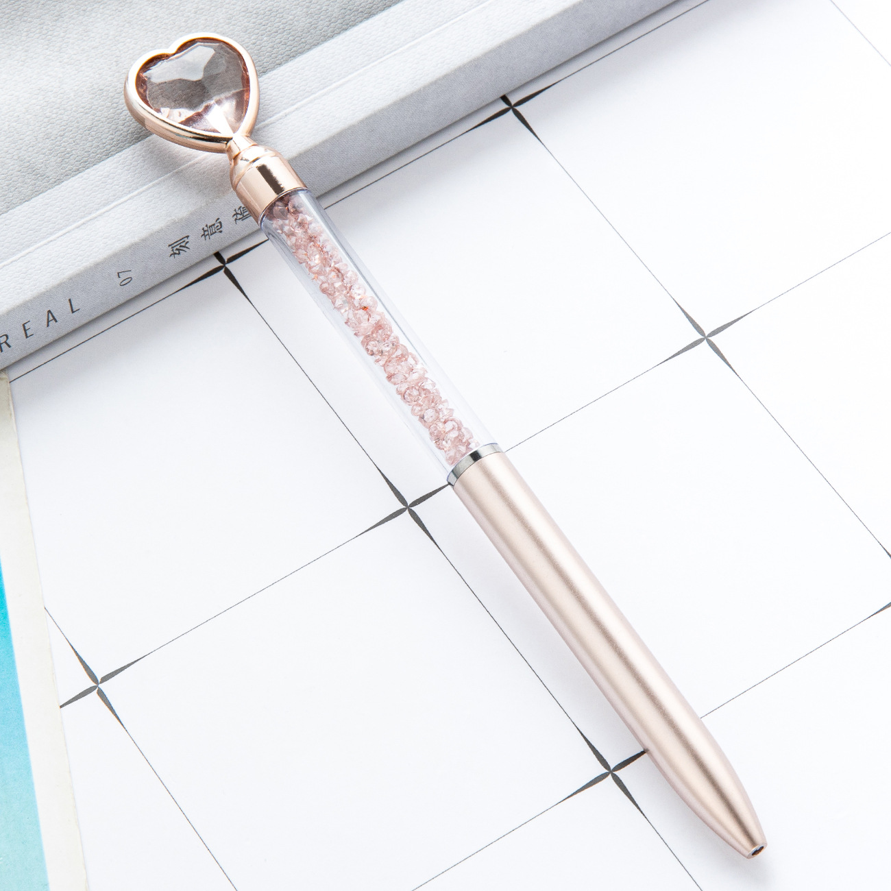 Bolígrafo de plástico amor al por mayor imprimible logotipo hotel publicidad bolígrafo de regalo creativo bolígrafo de cristal multicolor