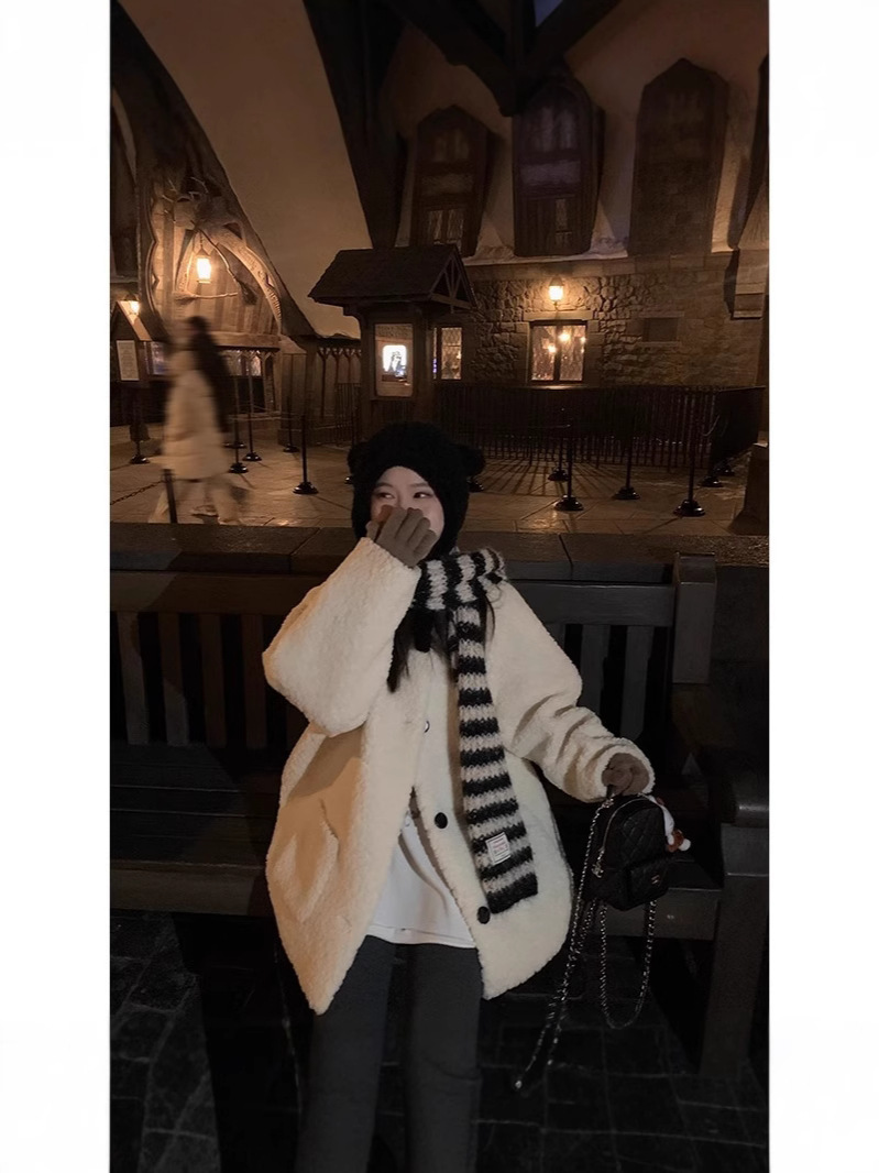 年齢を減らす子羊の毛は美しい上着と秋冬の子羊の絨毯と韓国系のファッションの気質の小さい香りの風の白いコートの女性に似合います。