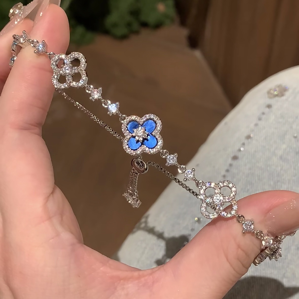 Pulsera de flores huecas en forma de diamante de circón, pulsera ligera de lujo de alta gama, joyería de temperamento de estilo de palacio retro europeo y americano al por mayor