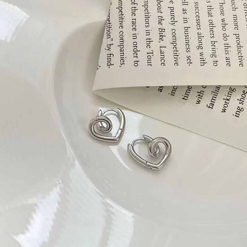 新款韩国小众设计感爱心耳环女高级气质网红心形耳圈耳饰