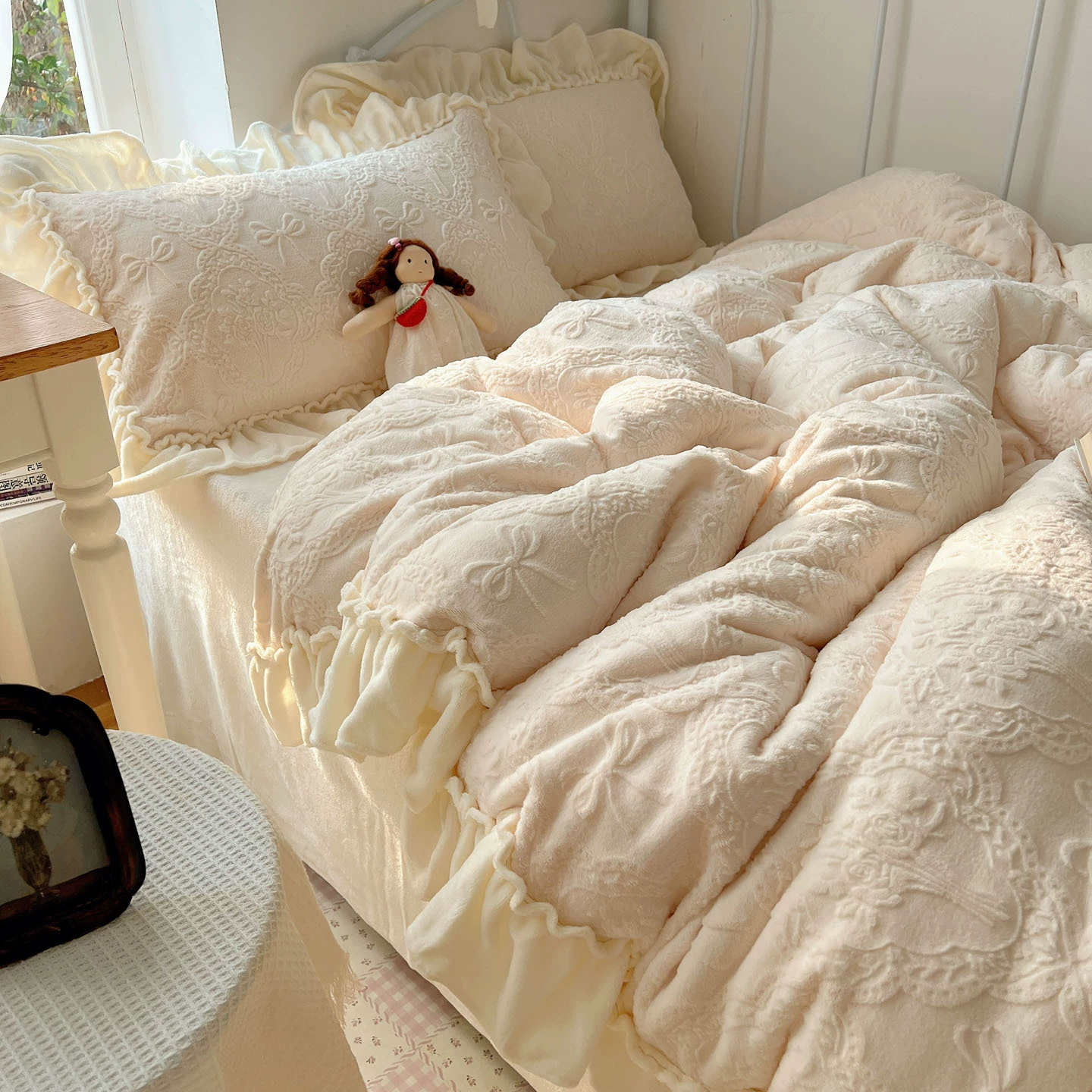 Комплект из четырех предметов в стиле принцессы из резного молочного бархата класса А с французскими оборками, осенне-зимний двусторонний пододеяльник из высококачественного молочного бархата 1