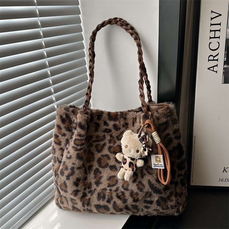 Chain de moda de peluche estampado leopardo de estilo extranjero este año bolsos de moda simples bolsos de hombro y brazo