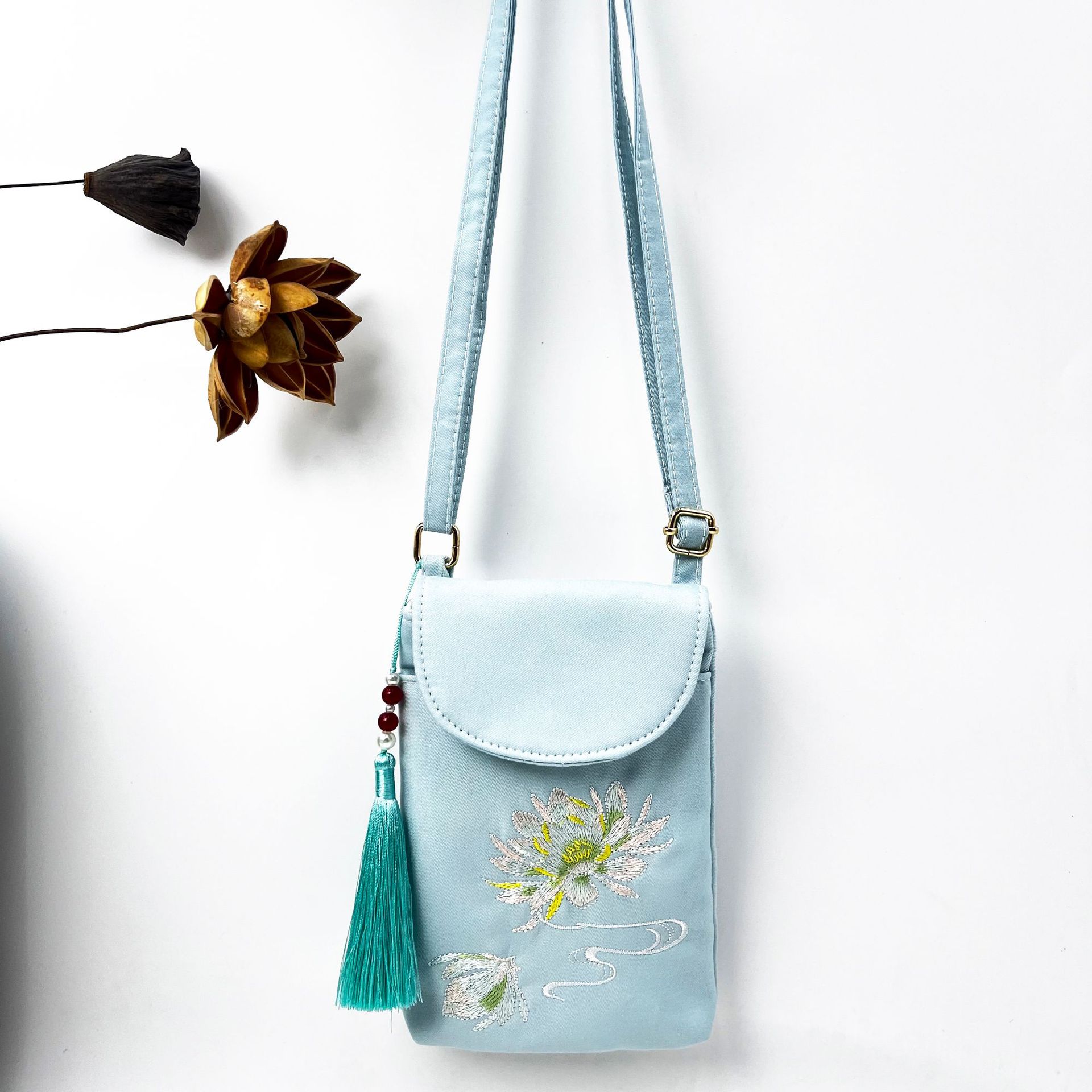 연한 녹색의 밝은 실크 새틴 연꽃