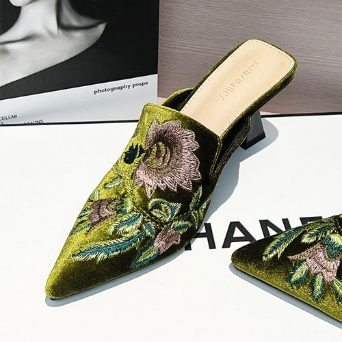 New Chinese-style embroidered headband sandals for women, 2025 summer new style, fashionable pointed-toe stiletto heel mules with a half-sandal design.