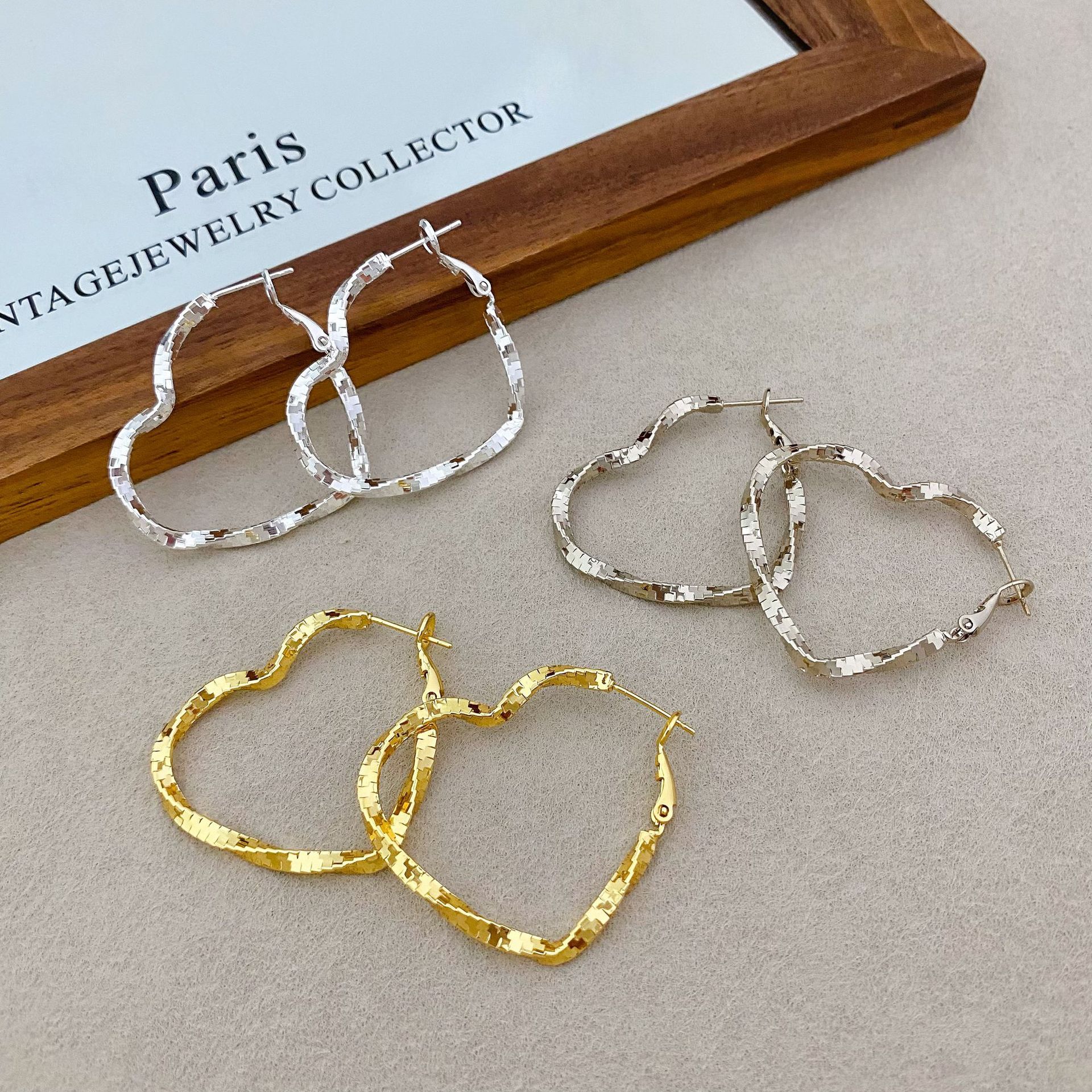 Copper-plated with real gold, these European and American-style, exaggerated, textured, heart-shaped hoop earrings are a new and sophisticated design for women, exuding elegance and style