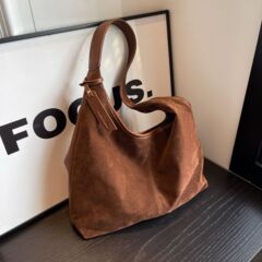 レトロなスエードのベルベットはPUの女性のシングルバッグ2024トレンドhobo大容量通勤シンプルで軽量なシングルバッグをつなぎ合わせた