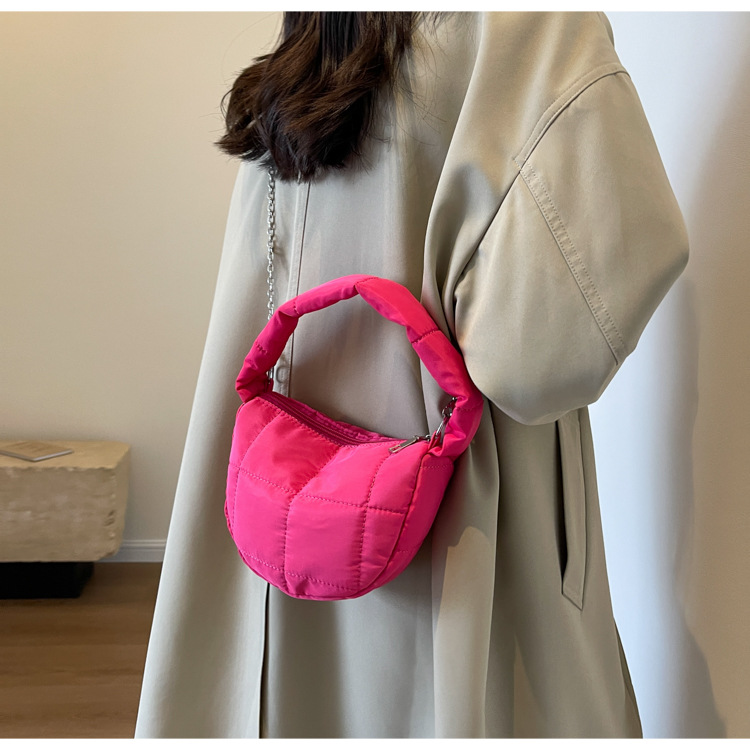 Women's Medium Polyester Solid Color Streetwear Dumpling Shape Zipper Shoulder Bag Crossbody Bag Underarm Bag display picture 1
