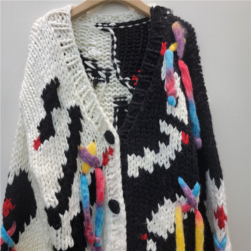 2025 otoño y invierno relajado manuales bordas gruesas agujas de color de collar V cardigans de punto de camisa corta de suéter de mujer abrigo