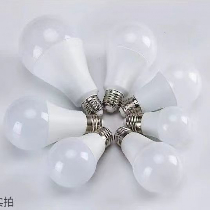 Bombilla led boca de tornillo E27 súper brillante y de ahorro de energía protección ocular para el hogar luz blanca impermeable bombilla de ahorro de energía una caja al por mayor