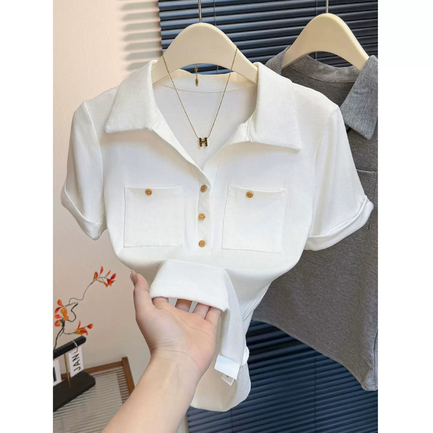 French-style polo collar short-sleeved T-shirt for women, new summer 2026 design, unique button double pocket top.