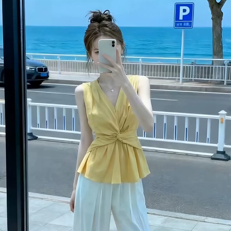 Dopamine Yellow Twisted Design V-Neck Sleeveless Shirt for Women, New Summer Style, Spicy Girl Style, Petite Outerwear Top