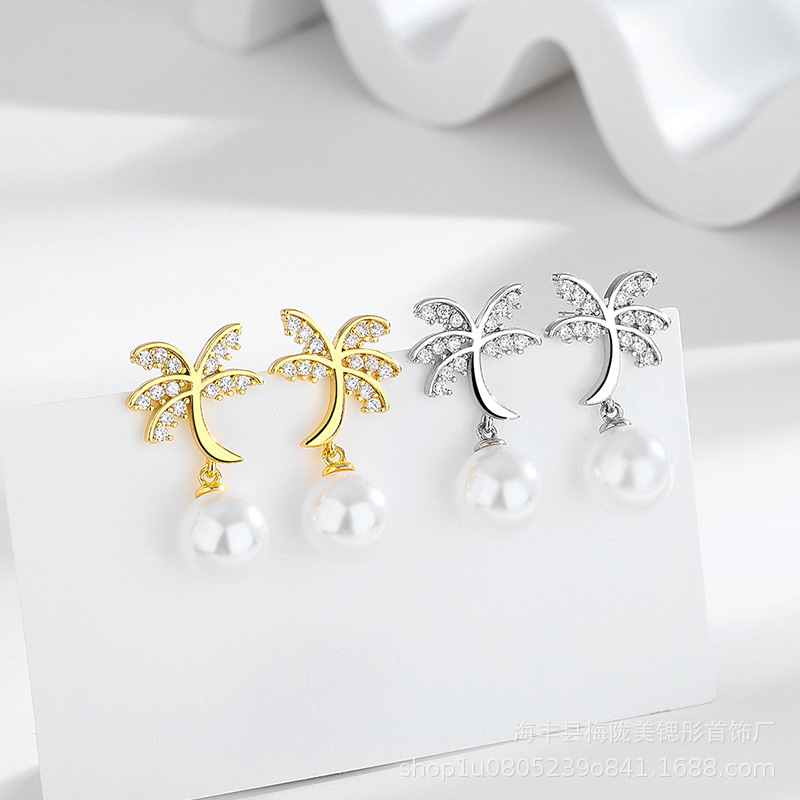 fashionable elegant earrings from pearl with zircon