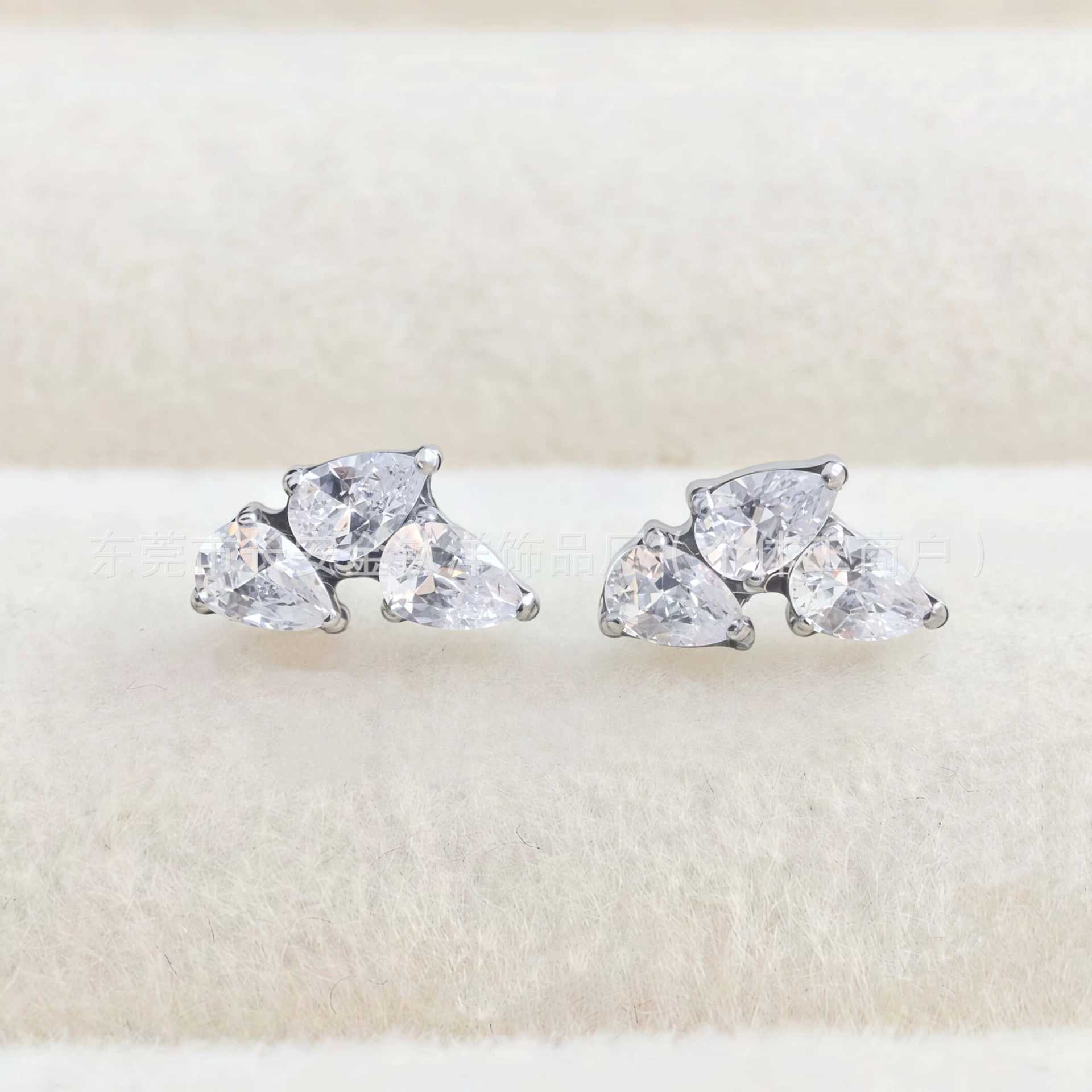 F136 Full Diamond Irregular Zircon Lip Stud, Ear Stud, Ear Bone Stud, G23 Titanium Alloy Body Piercing Jewelry detail image 7