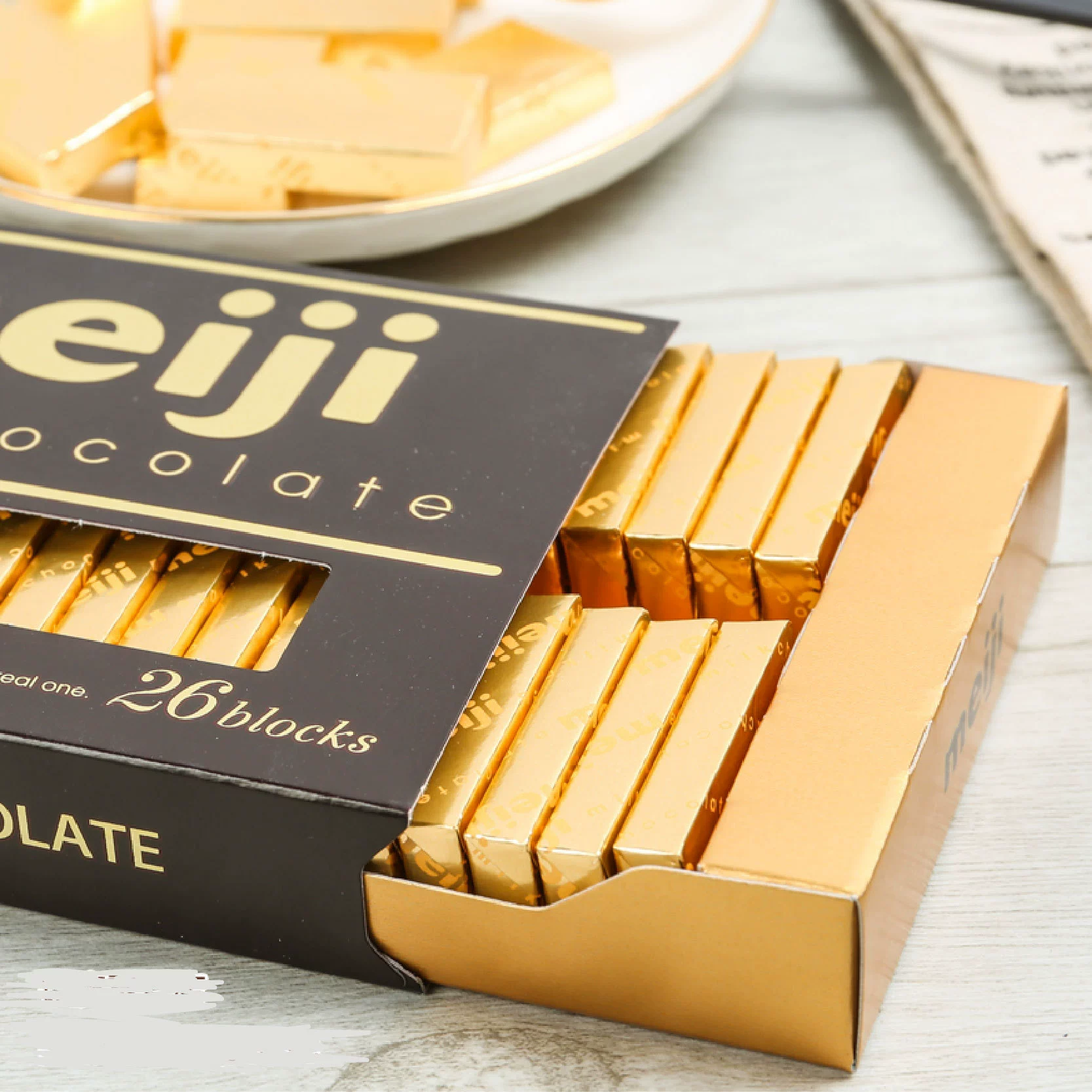 Шоколадные конфеты (Meiji) 120 г — матча, клубника, молоко, тёмный шоколад