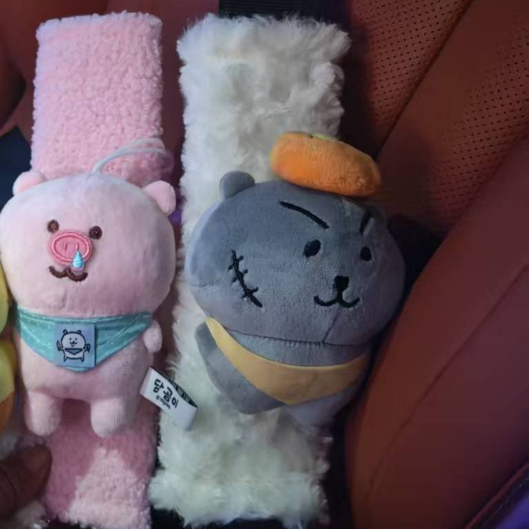 Car Seatbelt Plush Toy with Gray Wolf and Self-Deprecating Bear Design, Universal Shoulder Strap Plush Toy