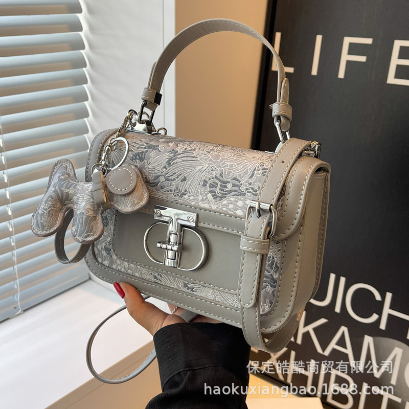 Bolsa de diseño de nicho 2023 nueva textura de moda bolso de las mujeres portátiles hombro de lona bordado popular crossbody pequeño bolso cuadrado