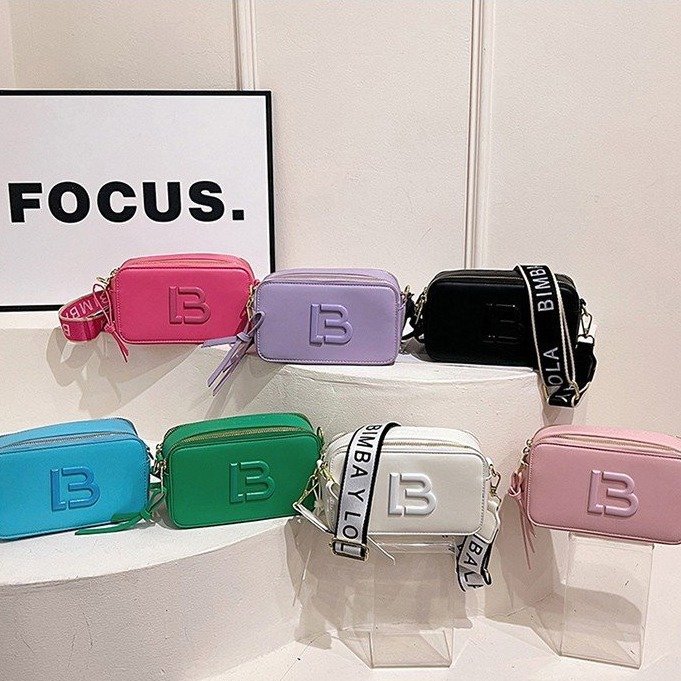 Sosteniendo en la palma de tu mano, un bolso femenino que lleva una vida exquisita