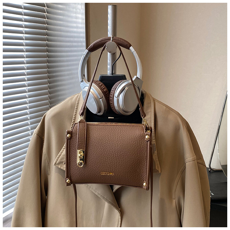 Bolsos retro retro de alta calidad para mujeres 2026 nueva textura lichi bolso pequeño estilo coreano simple mochila de hombro