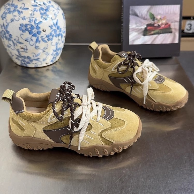 Zapatos de entrenamiento de 5 cm de altura de Shuangxiang para mujeres, nuevos zapatos de ballet casuales retro versátiles.