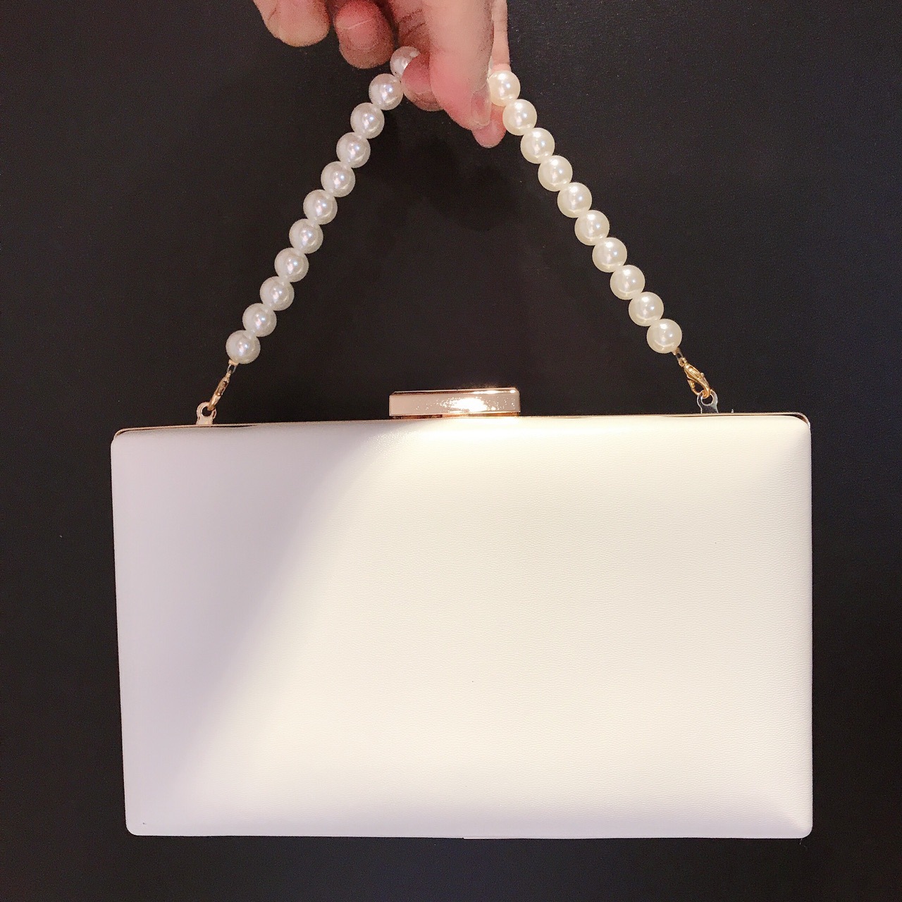 Túi clutch dạ hội hộp vuông dẹt pu trắng đính hoa ngọc trai — Màu trắng