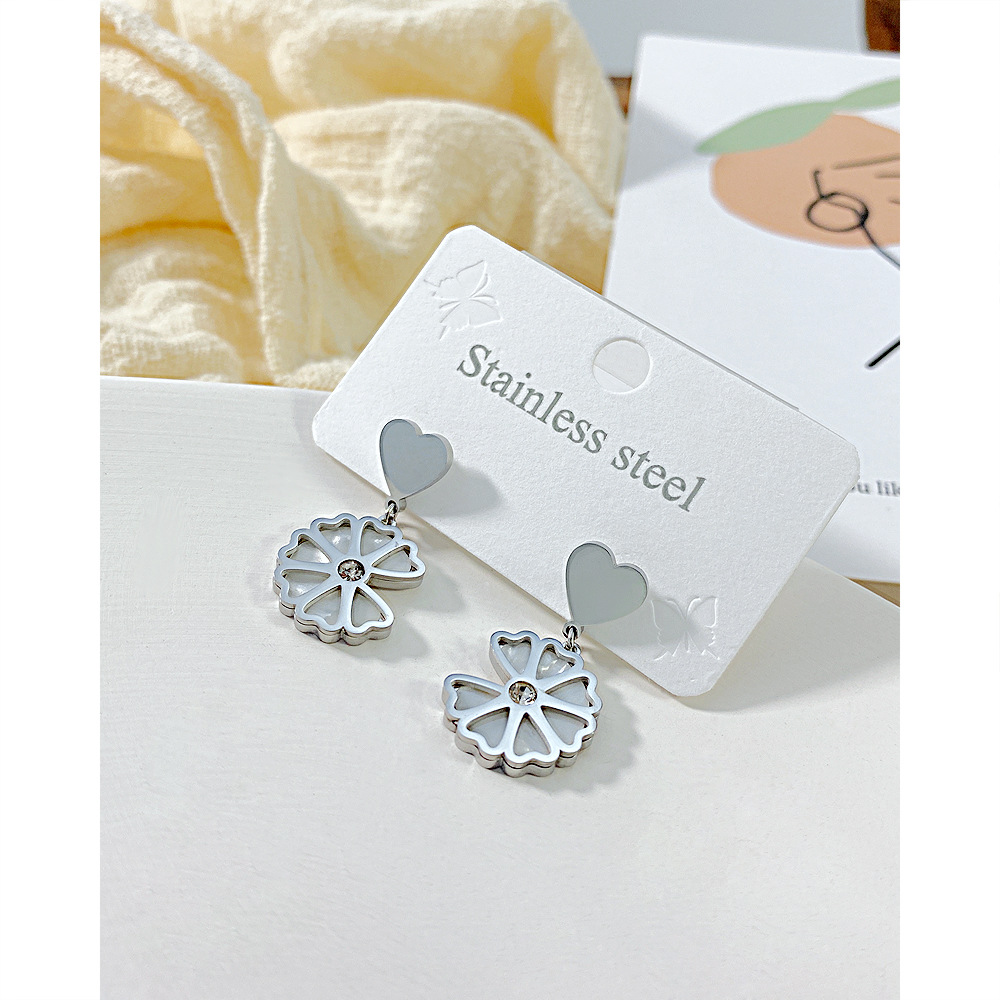 Korean Heart Stitching Shell Earrings Simple Diamond-studded Stainless Steel Earrings display picture 2