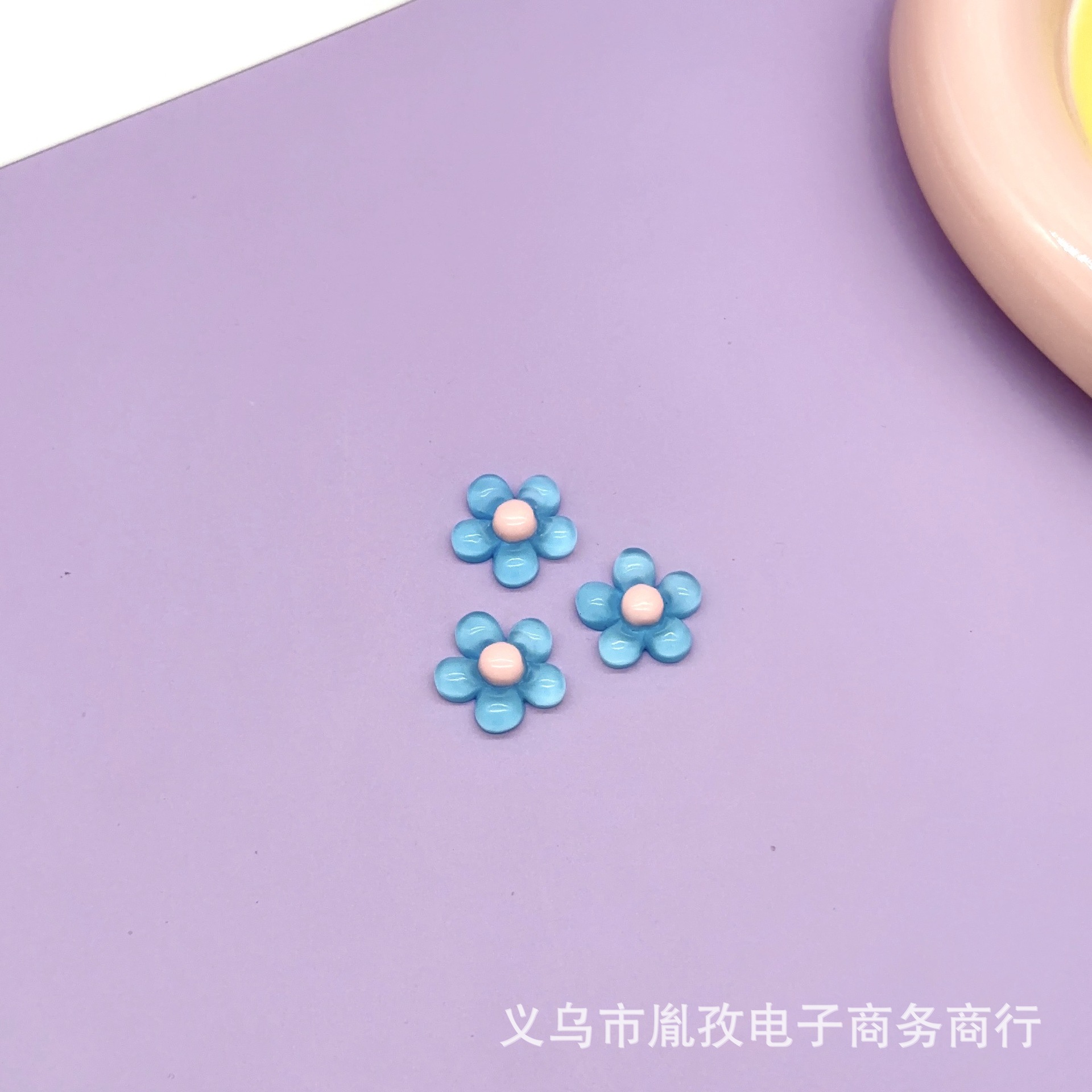 Resina a través del hielo accesorios de flores accesorios de caja de teléfono móvil DIY accesorios de pegamento de crema al por mayor taza de agua agujero agujero hebilla de zapatos