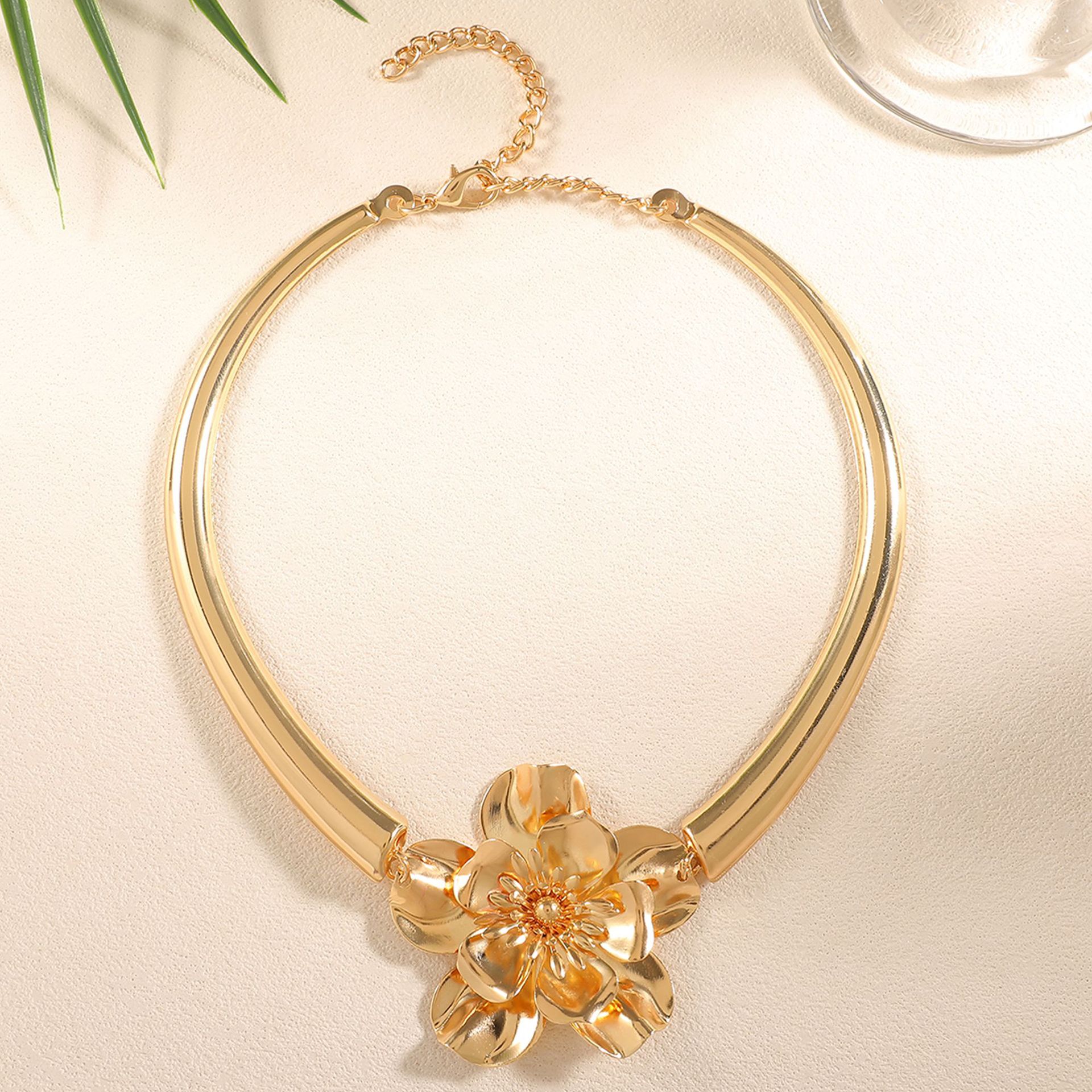 Europa y los Estados Unidos transfronterizos diseño geométrico simple exagerado collar colgante de flores collar de geometría de metal
