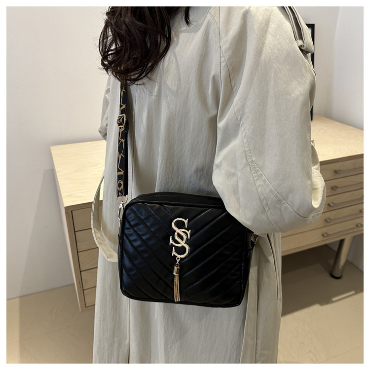 A stylish Korean-style wide shoulder strap small bag for women in the autumn of 2024, a niche design and versatile camera bag, an ins crossbody small square bag undefined