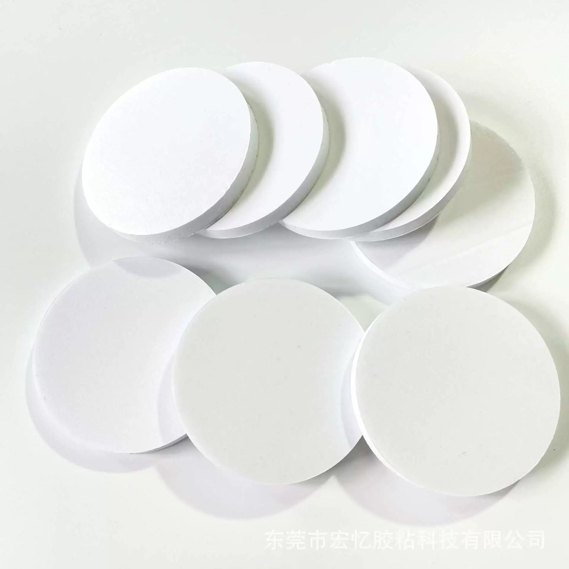 Сильная двусторонняя клейкая бесшовная пенная клейкая лента Автомобильная фиксированная утолщенная бесшовная пенная губчатая лента высокой вязкости