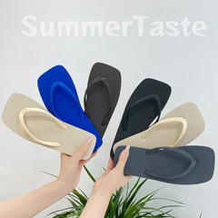 女性の夏の日本製のシンプルな無地のビーチサンダル、ファッショナブルなカップルのアウターウェア、男性用の滑り止めの柔らかい底のビーチサンダル