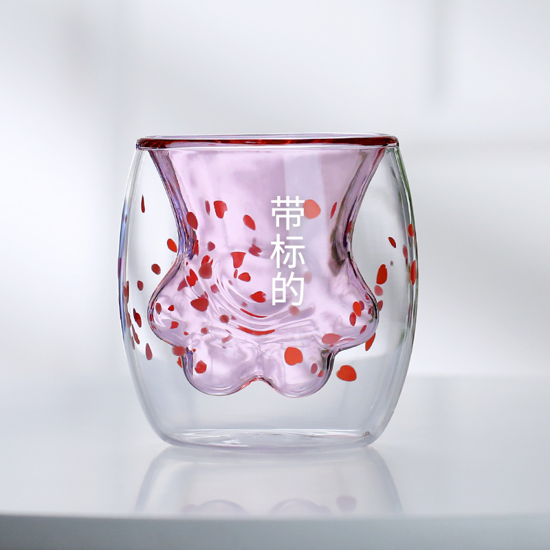 Taza de la garra del gato con la etiqueta