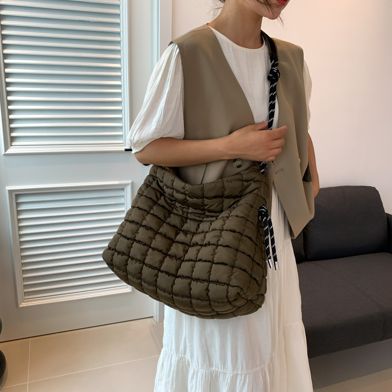 Bolsa de gran capacidad para mujeres 2023 nuevo ligero abajo plisado hombro nube bolsa simple perezoso crossbody bolsa
